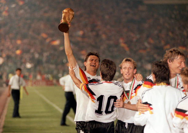 世界杯夺冠次数揭秘：哪一支球队在巴西、法国、西班牙、乌拉圭中夺冠少于两次？